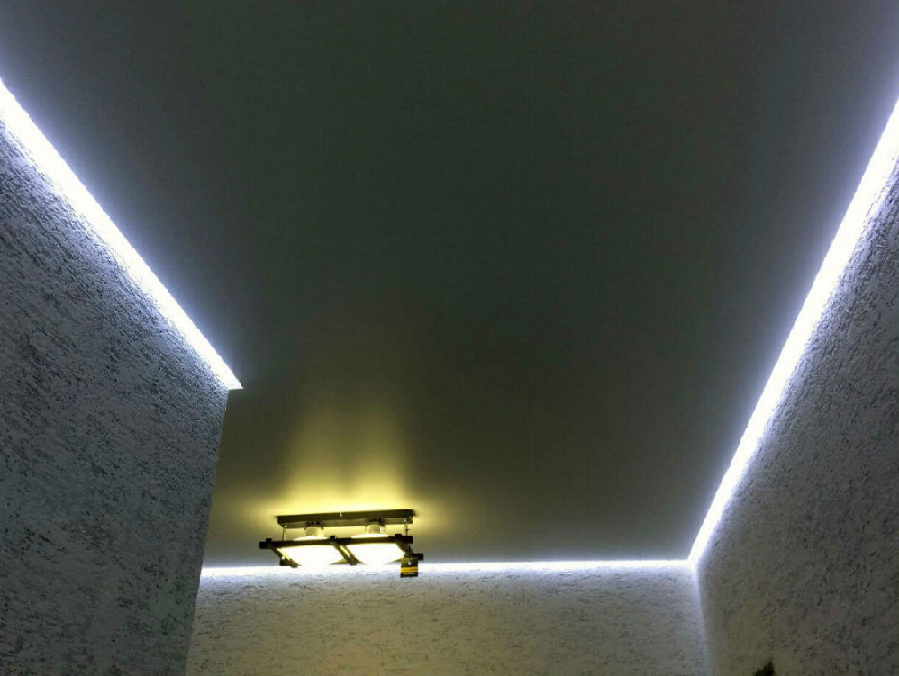Парящий натяжной фото. Парящий потолок с подсветкой. Диодная подсветка потолка. Натяжной потолок со светодиодной подсветкой. Потолок с подсветкой по периметру.